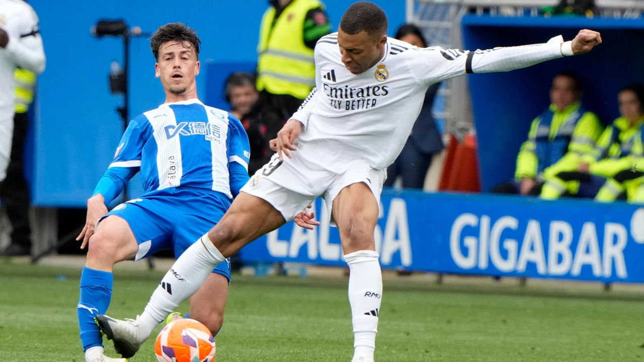 Kylian Mbappe in azione contro Antonio Blanco Kylian Mbappe in azione contro Antonio Blanco